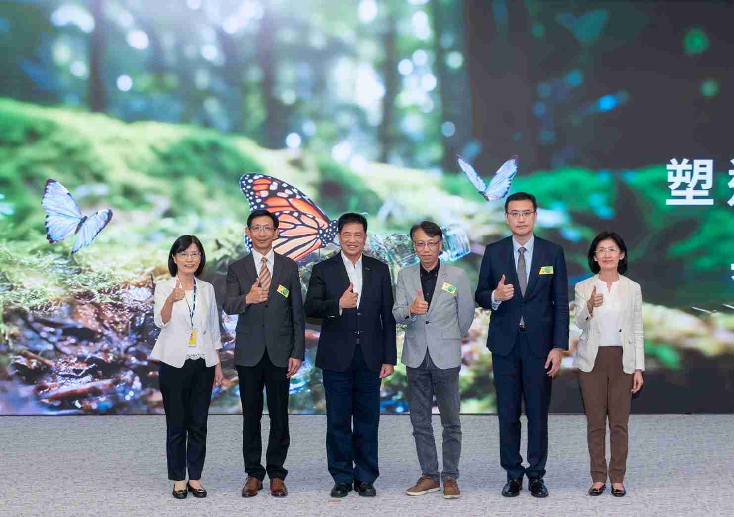 友達2023 CSR共榮大會，，，邀請領域專家分享交流生物多樣性管理趨勢、、、無塑產品、、、、海廢永續塑料等議題  （圖左到右：友達光電永續長古秀華、、、3M台灣技術長陳君杰、、、友達光電董事長暨集團策略長彭双浪、、、、光寶科技企業永續發展處處長陳慶暉、、安永聯合會計師事務所執業會計師曾于哲、、、、友達光電供應鏈總部副總經理吳宜芳）