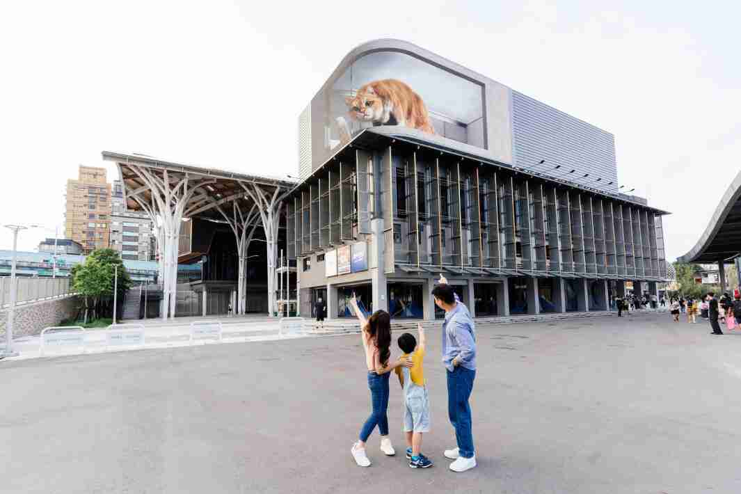 彩运网打造全台最大户外裸视3D LED弧形萤幕，，，将超立体的软萌胖橘猫动画活跃于顶楼外墙