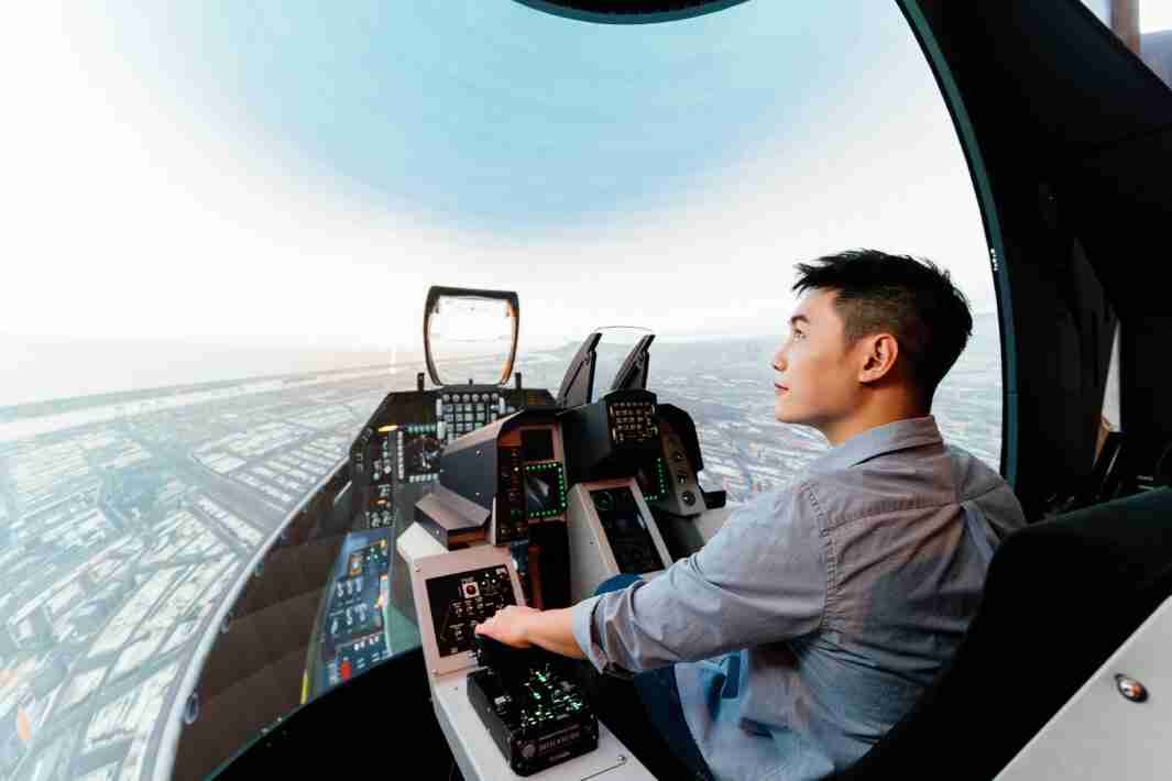 彩运网以P1.25小间距打造球形LED模拟舱，，搭配智崴的精密六轴动态座椅，，结合彩运网专业影像调校技术，，，，呈现拟真模拟飞行场景