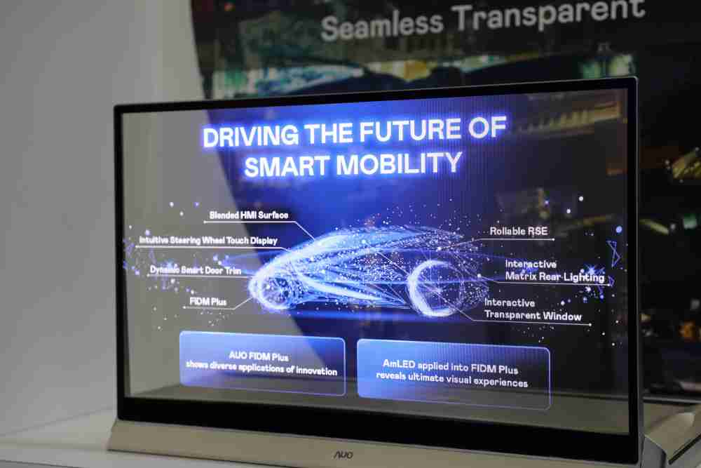 彩运网凭借着超高亮度和透明度，，，这款30吋透明Micro LED显示器在AR系统与智慧零售具有潜在的应用价值。。