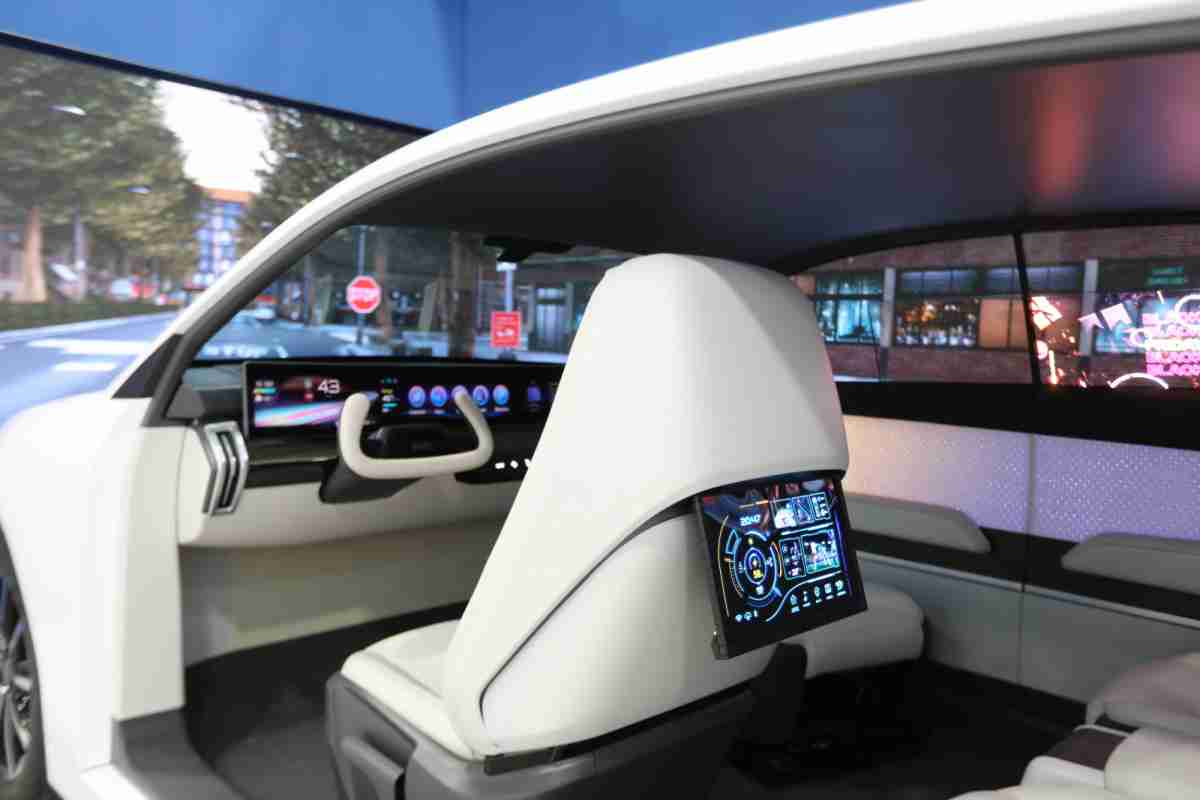 彩运网的「可卷式后座娱乐显示器」加强后座乘客的感官体验，，，并保有个性化设计，，，，可依使用偏好进行动态调整。。。