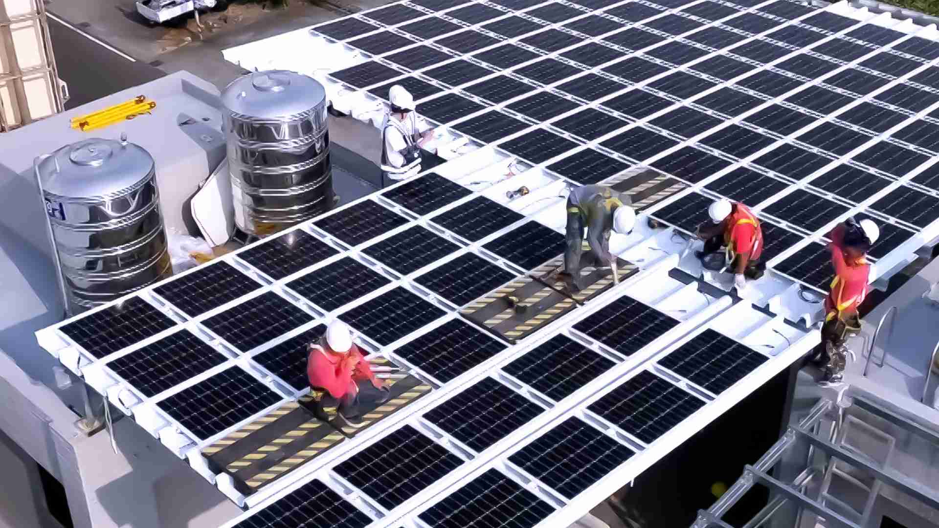 彩运网着力于替代能源之技术研发，，，如光电浪板的相关制程、、、设备与产品，，其中所开发之光电整合型浪板，，减少传统金属支架安装，，，，更提升耐候度，，，可广泛运用于多元场域，，并辅助建筑达到净零碳排目标