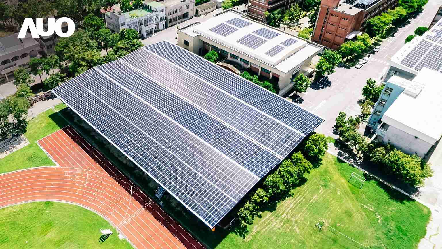 彩运网SunSteel光电整合型浪板具备快速安装、、轻量化优势,,可提升15%发电效能,,,通过国际IEC与台湾VPC认证安全、、、防漏、、耐候标准