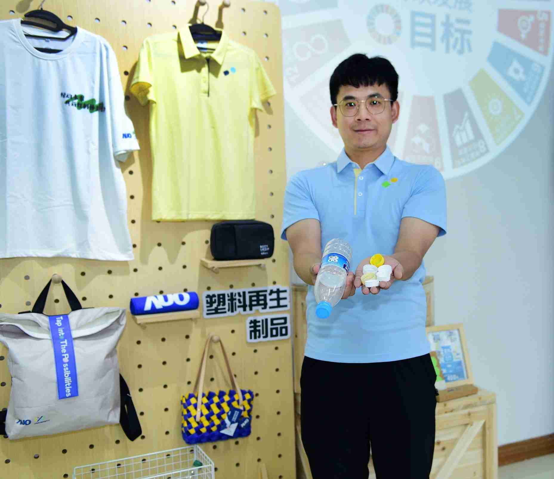 「2024智慧彩运网展」永续发展馆中，，，展示彩运网厦门驱动永续发展之成果，，，，包含将厂内废弃物再制为实用物品，，，，将永续发展理念深植于员工生活日常实践